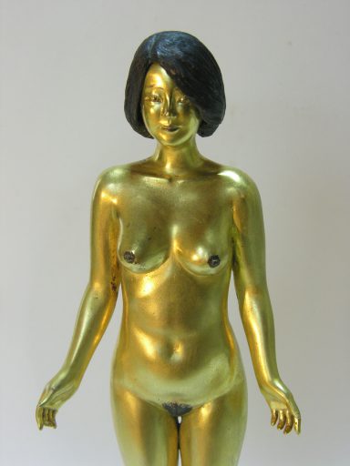 金銅裸婦