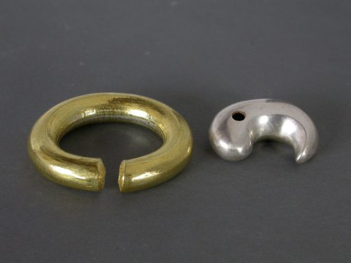 耳環と銀製勾玉